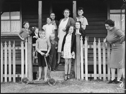 Unknown-coal-miners-family-SLNSW-KK-area-1938-3.jpg