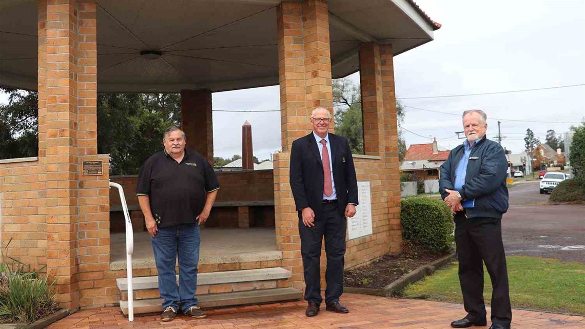 Image of the Mayor near the Cycleway