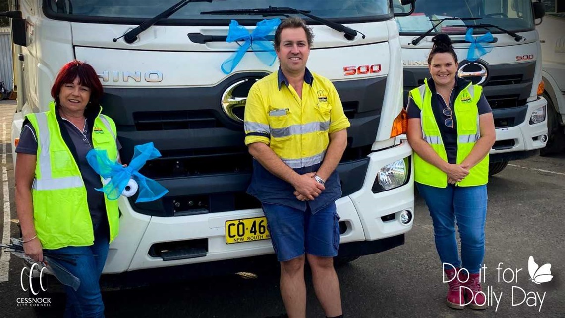 Image of Council staff with blue ribbons for 'Do it for Dolly'