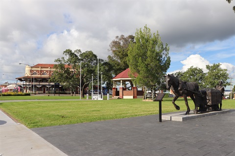 Col Brown Rotary Park - Rotunda and Statue _ Landscape _ 24-05-2022 _ Elise Blakeney.JPG