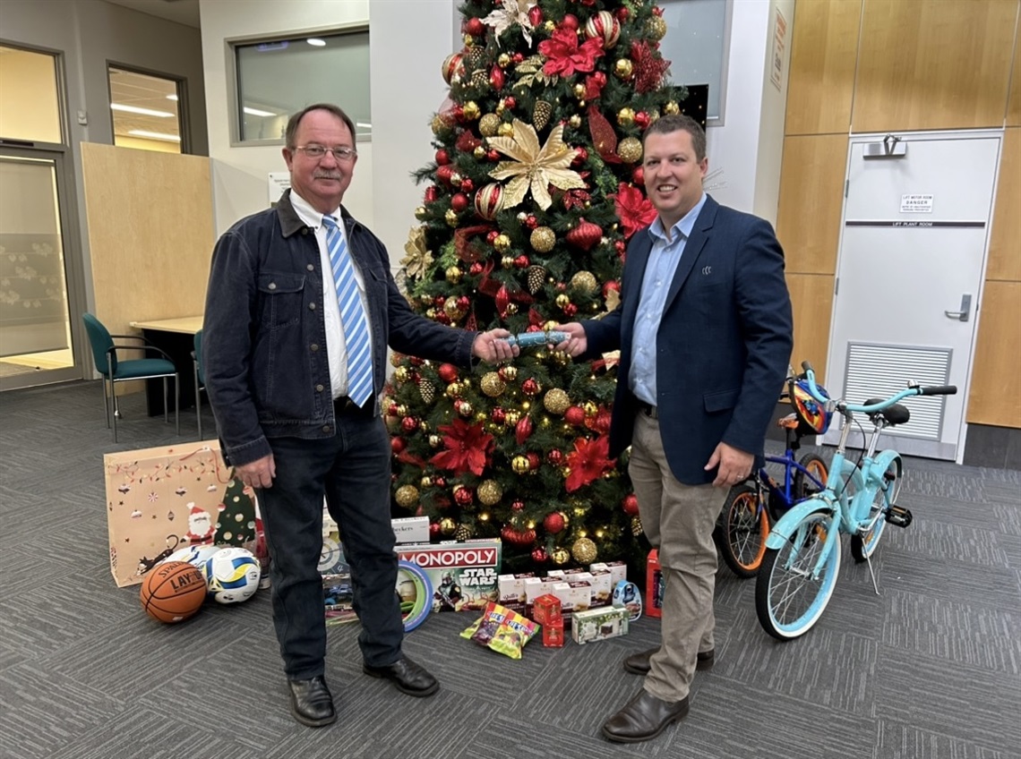 Christmas_Appeal_Andrew_Clark_and_Cessnock_City_Mayor_Jay_Suvaal.JPG